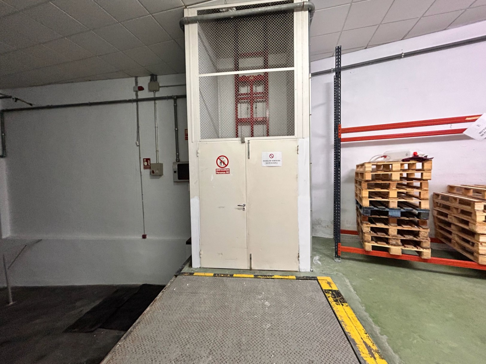 REFURBISHED INDUSTRIAL WAREHOUSE. DOUBLE ACCESS AND HEALTH LICENSE