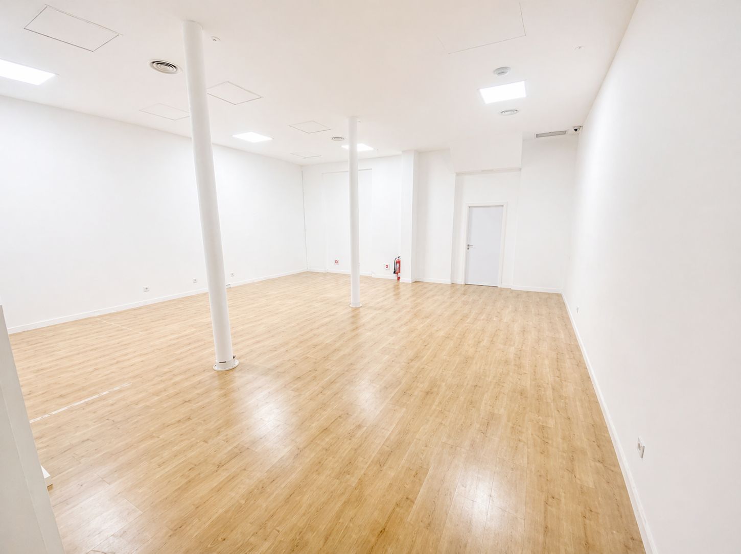 Charming commercial space for rent in Sant Antoni, Barcelona.