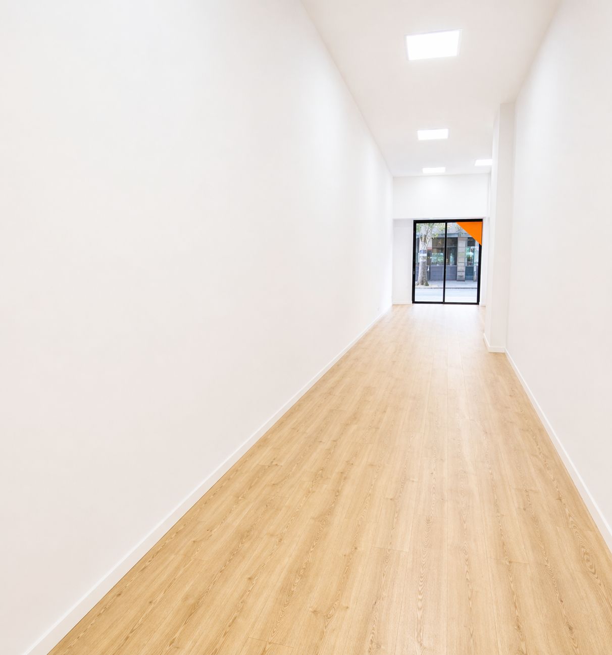 Charming commercial space for rent in Sant Antoni, Barcelona.
