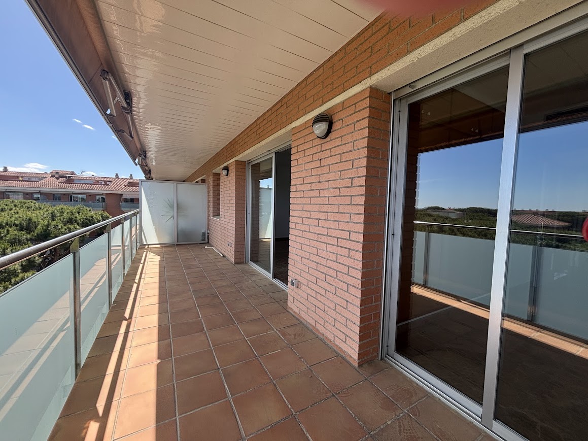 ATTICO DUPLEX IN VENDITA A GAVÀ MAR CON VISTA MARE