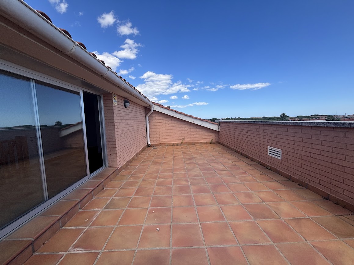 ATTICO DUPLEX IN VENDITA A GAVÀ MAR CON VISTA MARE